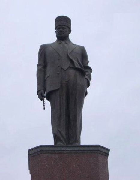 Памятник в Грозном (1)
