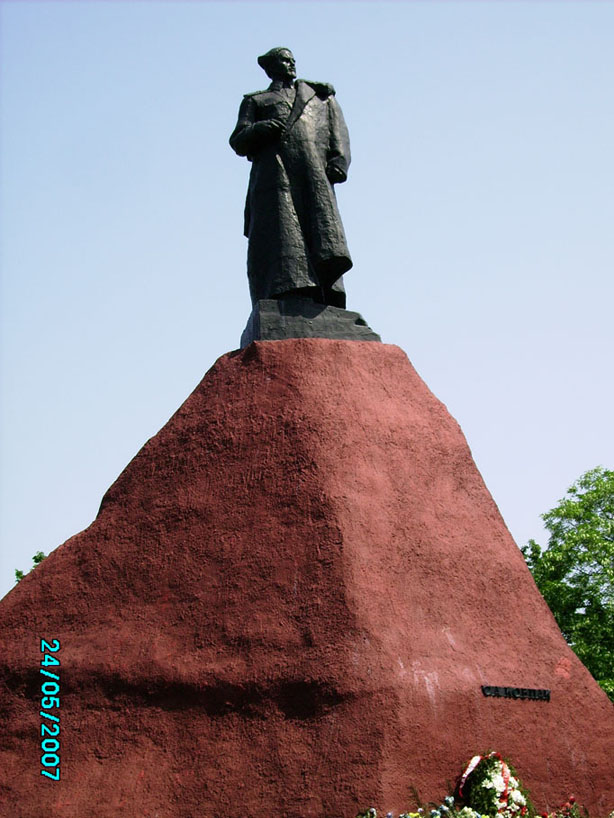 Памятник в Путивле (вид 2)
