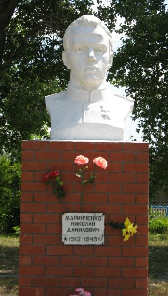 Памятник-бюст в посёлке Чернянка