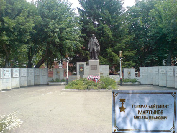 Памятник в Вольске (с фрагментом)