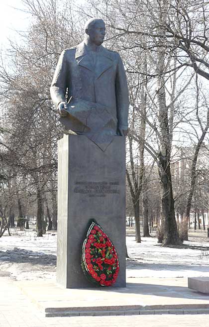 Памятник в Ярославле (вид 1)