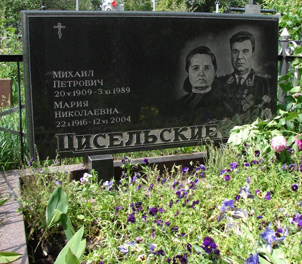 В городе-герое Киеве на Корчеватском кладбище