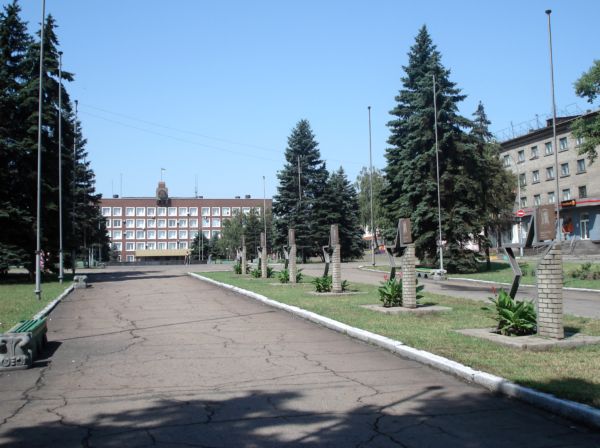 Памятные стелы в Енакиево (общий вид)