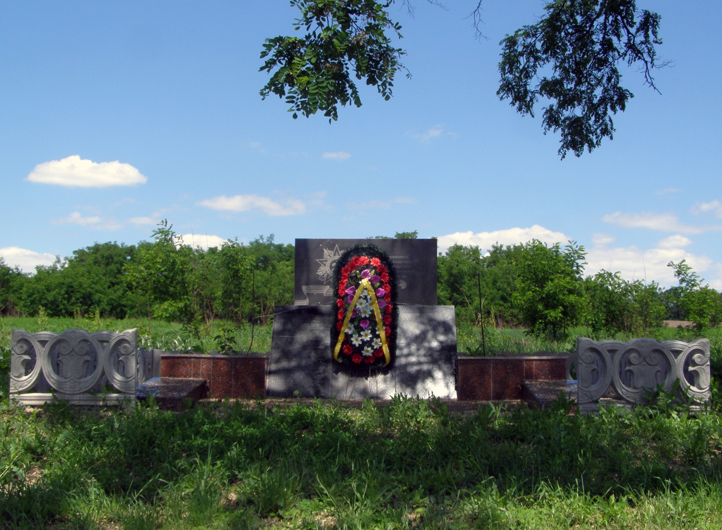 Братская могила в посёлке Михайловка (общий вид)