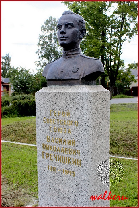 Бюст В.Н.Гречишкина на Воинском братском кладбище Гатчины