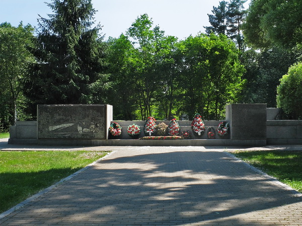 Братская могила в городе Зеленогорск (общий вид)
