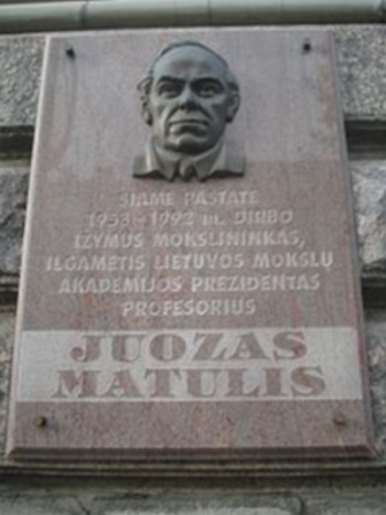 Мемориальная доска в Вильнюсе