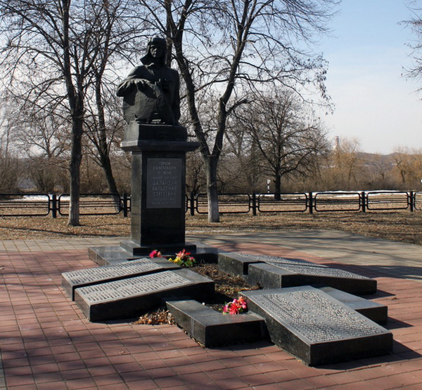 Братская могила в посёлке Яковлево (общий вид)