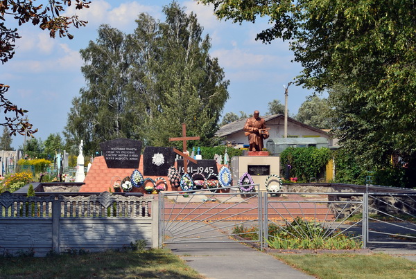 Братская могила в посёлке Ратно (общий вид)