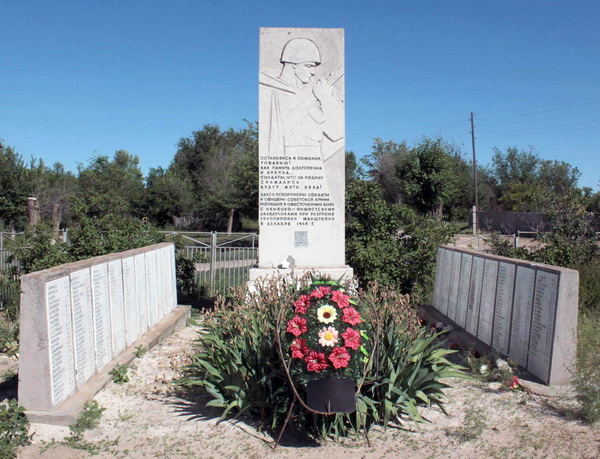 Братская могила в селе Васильевка (общий вид)