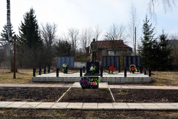 Братская могила в селе Золотарево (общий вид)