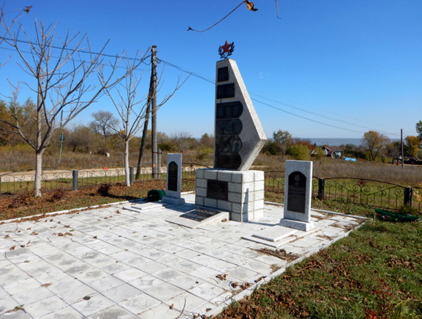 Братская могила в селе Турий Рог (общий вид)