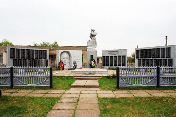 Братская могила в деревне Озераны (общий вид)