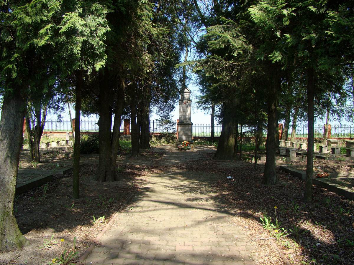 Воинское кладбище в деревне Иваниска (общий вид)