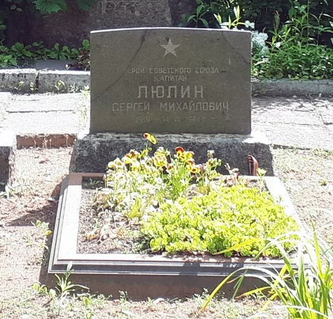 Братская могила в посёлке Тирайне (вид 2)
