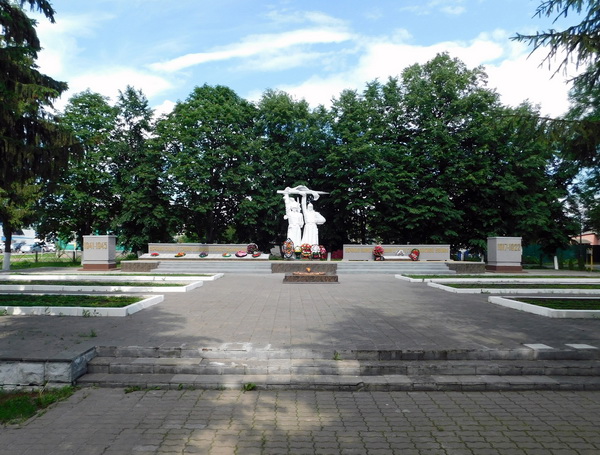 Мемориал в городе Обоянь (общий вид)