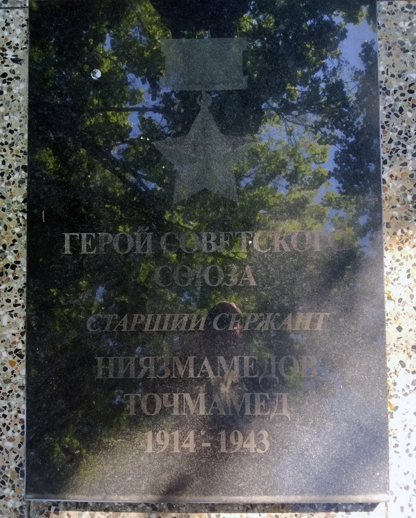 Братская могила в деревне Вышемир (вид 2)