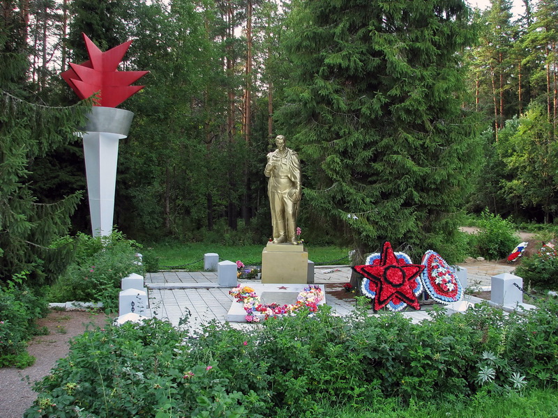 Братская могила в посёлке Ольшаники (общий вид)