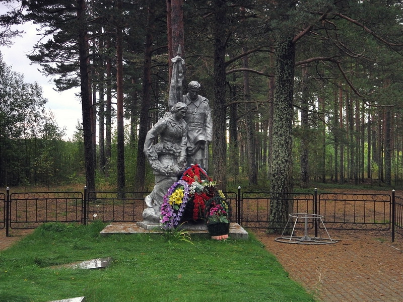 Братская могила в городе Высоцк (общий вид)