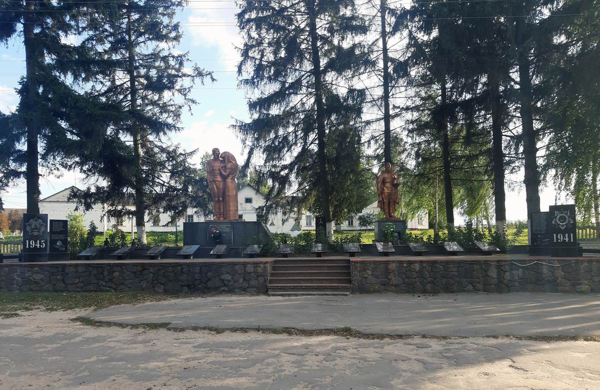 Братская могила в посёлке Голубятин (общий вид)
