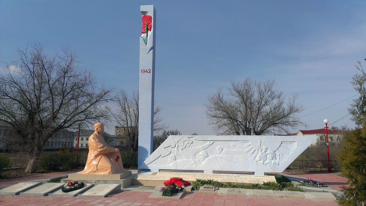Братская могила в посёлке Яшкуль