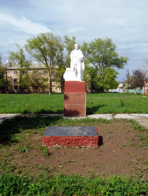 Братская могила в посёлке Новоамвросиевкое (общий вид)