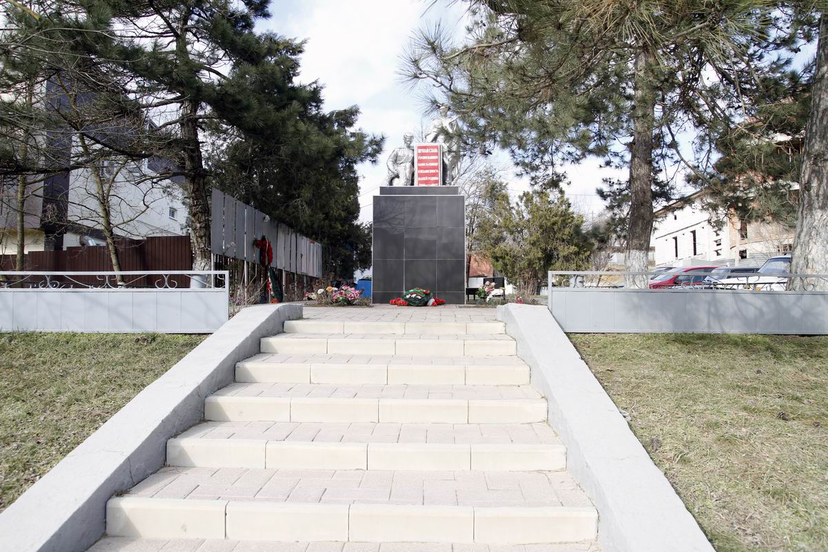 Братская могила в селе Молдаванское (общий вид)