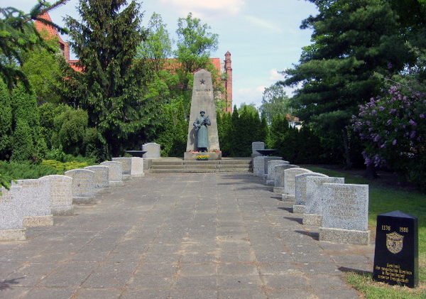 Воинское кладбище в городе Маншнов (общий вид)