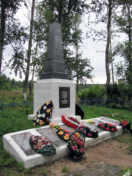Братская могила в посёлке Саперное (общий вид)
