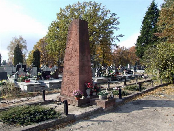 Братская могила в городе Жирардув