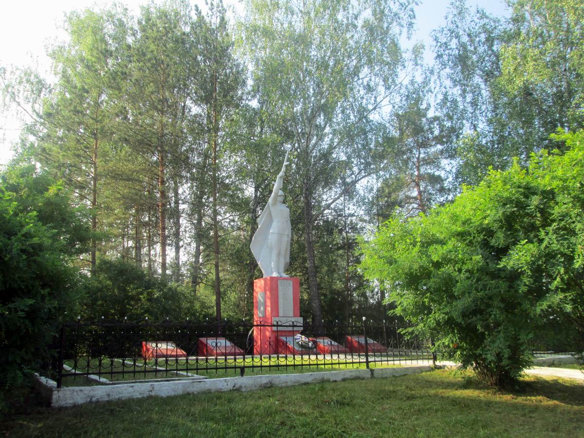 Братская могила в деревне Галыни (общий вид)