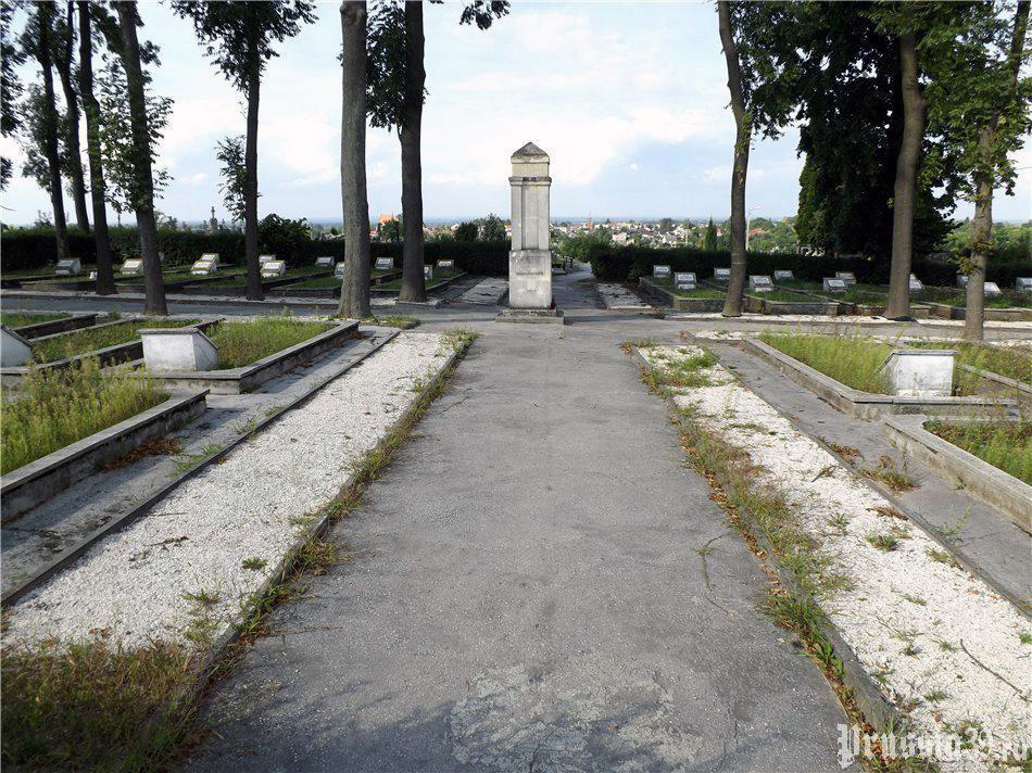 Воинское кладбище в селе Стопница