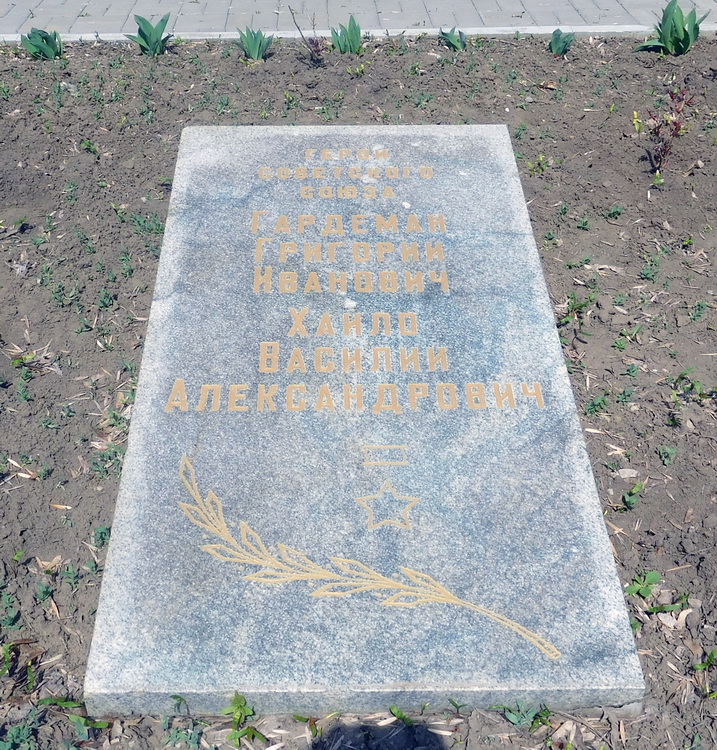 Мемориал в посёлке Матвеев Курган (мемориальная плита)