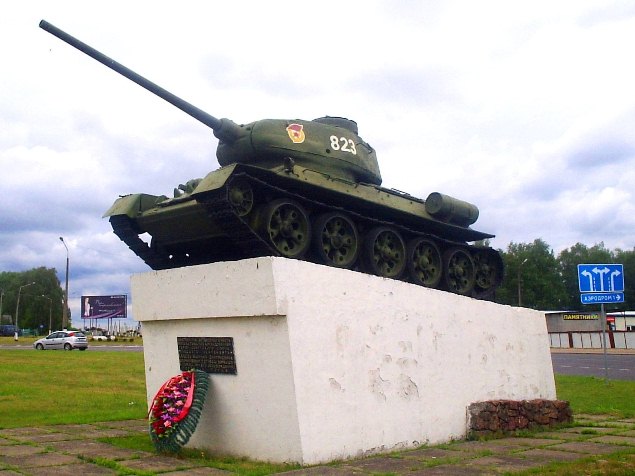Танк «Т-34-85» в Полоцке. Памятник экипажу В.Д. Халева.