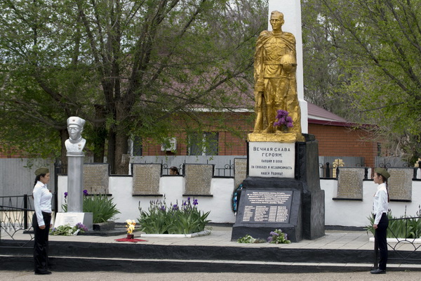 Мемориал в поселке Кетченеры (общий вид)