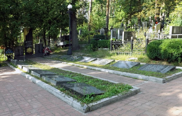 Братская могила в посёлке Пуща-Водица (общий вид)