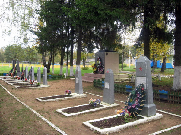 Братская могила в деревне Черница (общий вид)