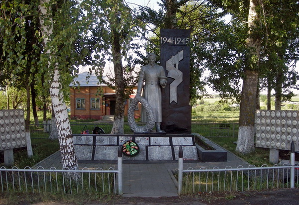 Братская могила в селе Сырцево (общий вид)
