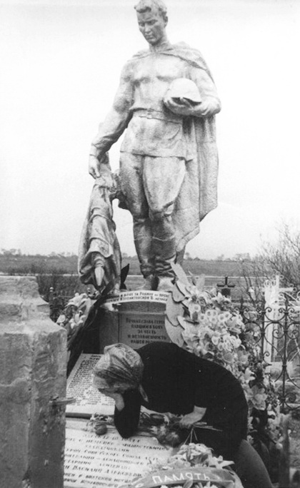 Братская могила в деревне Отроковичи (архивное фото)