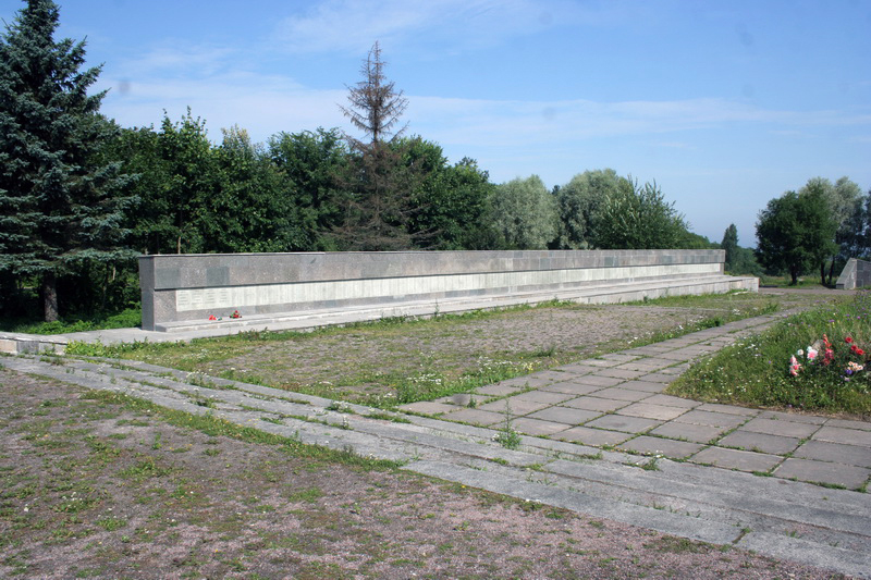 Памятник на братской могиле (общий вид)