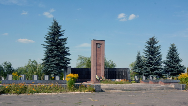 Братская могила в посёлке Луков (общий вид)