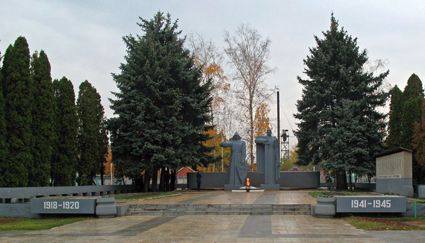 Братская могила в городе Тимашевск (общий вид)