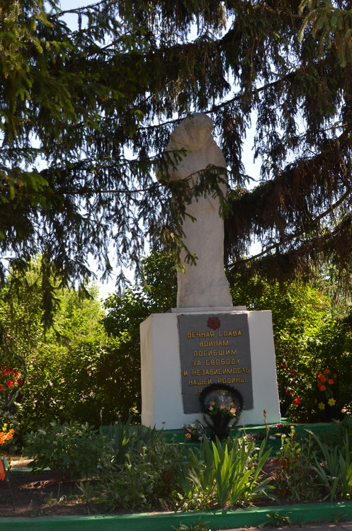Братская могила в селе Ярышев (общий вид)