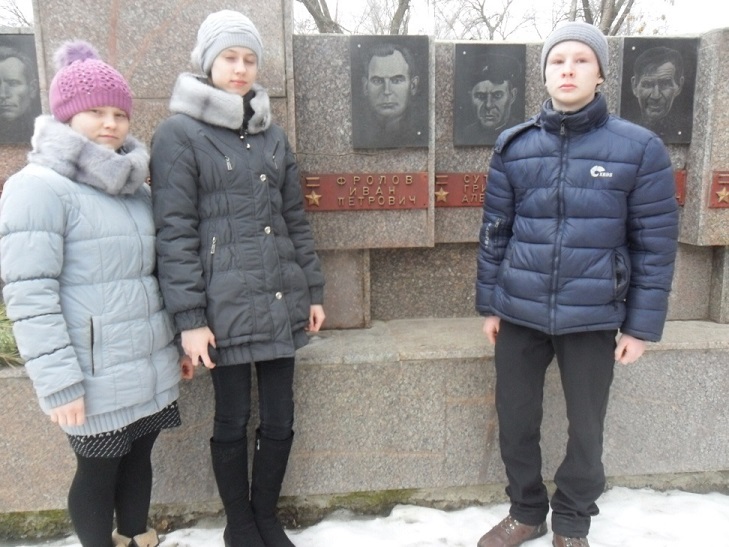 Ученики Калмыковской школы на Аллее Героев в Клетской