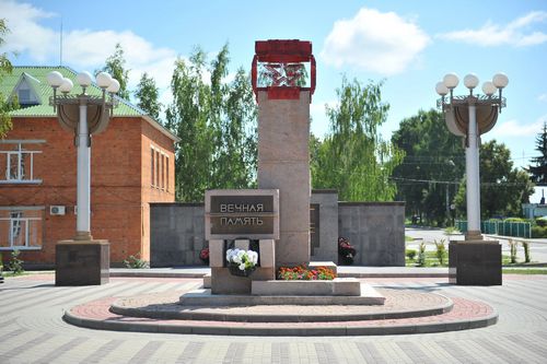 Памятник в посёлке Рогнедино (общий вид)
