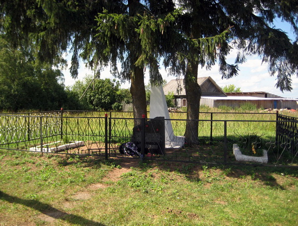 Братская могила в деревне Шабаны (общий вид)