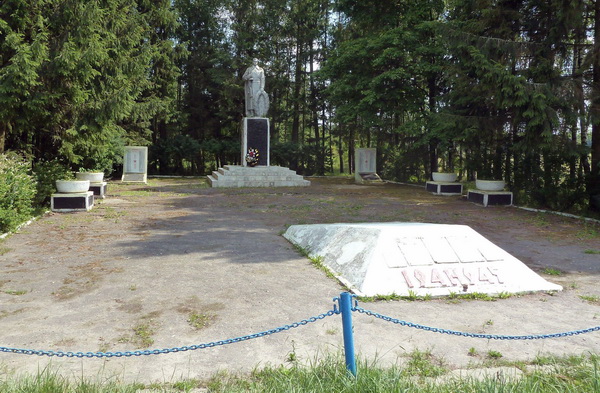 Братская могила в селе Лопазна (общий вид)