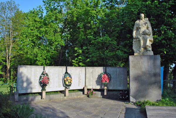 Братская могила в посёлке Микулинцы (общий вид)