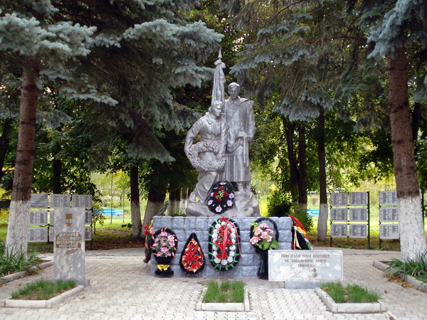 Братская могила в посёлке Чернь (общий вид)