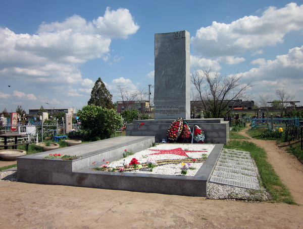 Братская могила в посёлке Средняя Ахтуба (общий вид)